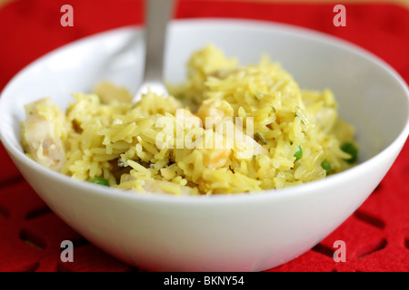 Frais sain petit déjeuner anglais traditionnel avec du haddock fumé Kedgeree le riz Basmati et oeufs servis dans un bol avec aucun peuple Banque D'Images