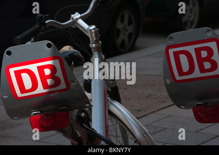 Des vélos de location vu dans Munich, Allemagne exploité par DB ou Deutsche Bahn et peut être déverrouillé et embauché par carte de crédit. Banque D'Images