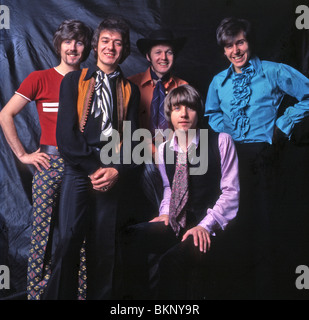 HOLLIES - groupe britannique de 1966 de gauche à droite : Graham Nash, Allan Clarke, Bobby Elliott, Tony Hicks et Bernie Calvert Banque D'Images