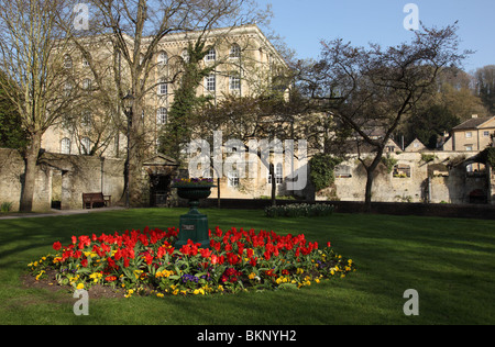 Fleurs printanières dans les jardins de Westbury - Bradford on Avon, Wiltshire, Angleterre, Royaume-Uni Banque D'Images