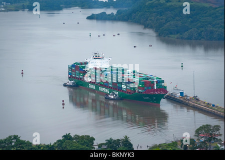 Porte-conteneurs entrant Pedro Miguel serrures, Canal de Panama Banque D'Images