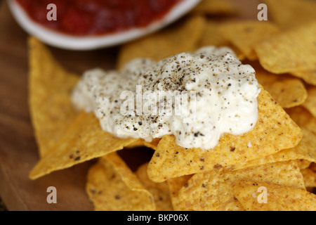 Authentique cuisine mexicaine Nachos Style avec une sauce salsa épicée et crème sure avec aucun peuple Banque D'Images