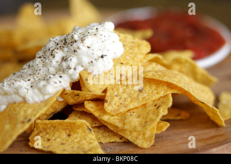 Authentique cuisine mexicaine Nachos Style avec une sauce salsa épicée et crème sure avec aucun peuple Banque D'Images