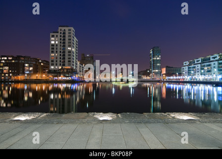 Les bâtiments modernes qui entourent le Grand Canal Docks de Dublin. Banque D'Images