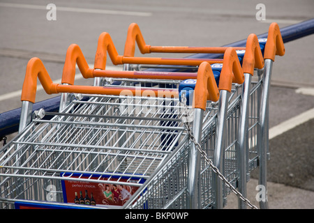 Quatre shopping trollies enchaînés, en Angleterre. Banque D'Images