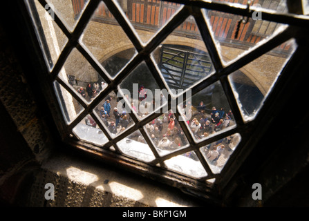 Un Yeoman warder Beefeater ou guider les touristes près de traître's Gate dans la Tour de Londres Banque D'Images