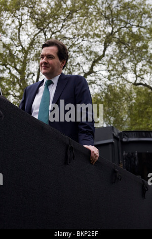 Shadow-Chancellor conservateur George Osborne est interviewé dans le cadre de la Tour Victoria College Green, le jour avant l'élection générale de 2010 Banque D'Images