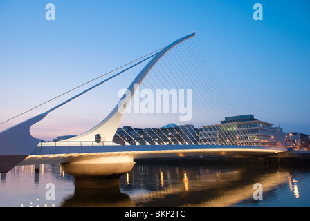 Le Samuel Beckett Bridge de nuit. Banque D'Images