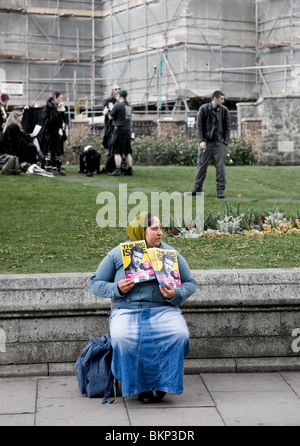 Une femme grande question vendeur sur une rue Banque D'Images