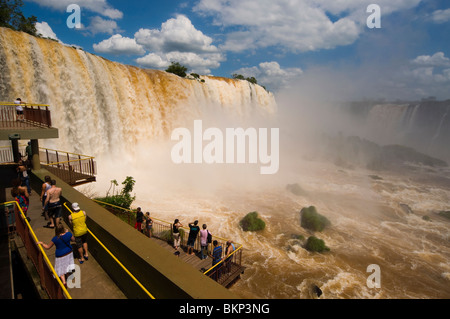 Les touristes sur les chutes Iguaçu, l'une des plus grandes chutes dans le monde, l'État du Paraná, Brésil Banque D'Images