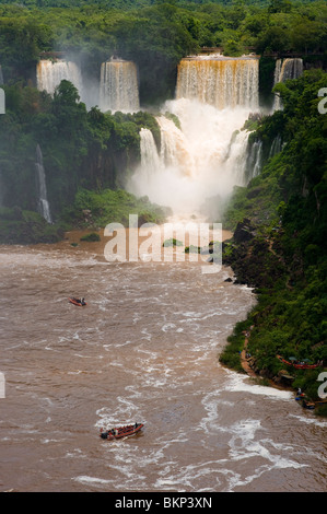 Les touristes sur les chutes Iguaçu, l'une des plus grandes chutes dans le monde, l'État du Paraná, Brésil Banque D'Images