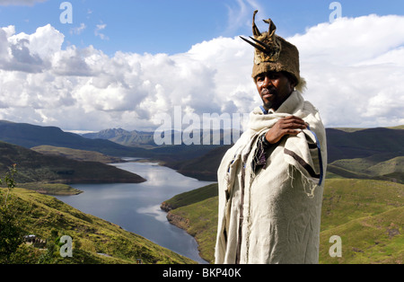 Chef de village dans son pansement traditionnel au-dessus du lac du barrage de Mohale dans les hautes terres du Lesotho Banque D'Images