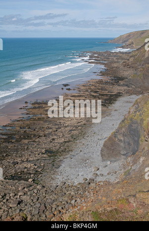 Littoral atlantique impressionnant juste au nord de Bude à Cornwall Banque D'Images