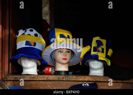 Chapeaux sur la tête de mannequin de la vieille ville de Sarajevo, SARAJEVO BOSNIE 13 Mars 2010 Banque D'Images