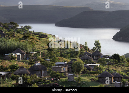 Village au-dessus du lac du barrage de Mohale Lesotho Highlands, dans le LHWP Lesotho Highland Water Project Banque D'Images