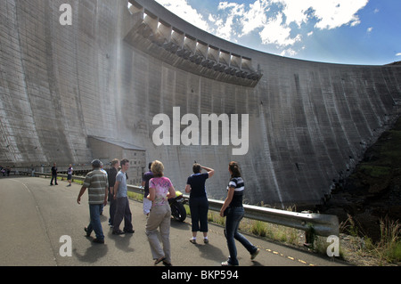 - Lesotho : les touristes sud-africains au mur du barrage Katse, du Lesotho Highlands Banque D'Images