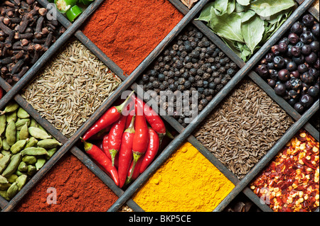 Cuisine indienne des épices dans un vieux bac en bois au-dessus de la photographie mise à plat Banque D'Images