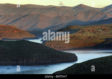 Dans le lac de barrage Katse Lesotho Highlands, LHWP Lesotho Highland Water Project Banque D'Images