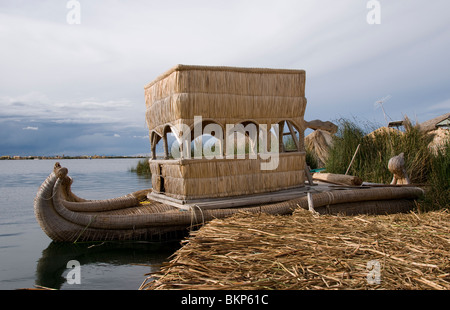 Voile fabriqué à partir de roseaux à îles flottantes des Uros, Lac Titicaca, Pérou Banque D'Images