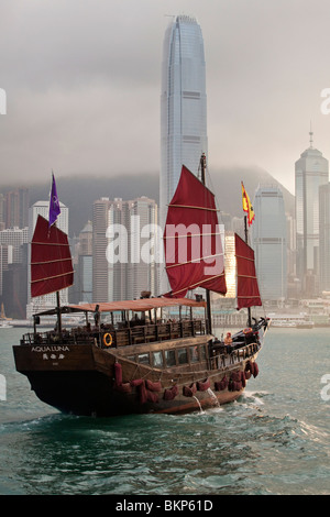 Une jonque Chinoise traditionnelle à voile Port de Hong Kong Banque D'Images