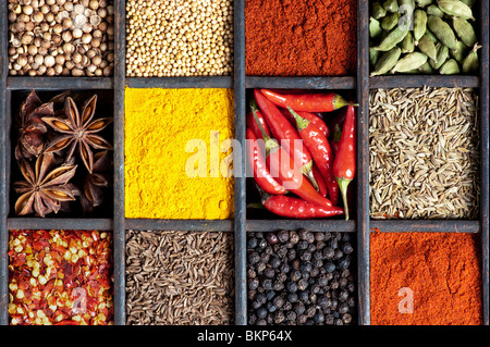 Cuisine indienne des épices dans un vieux bac en bois au-dessus de la photographie mise à plat Banque D'Images