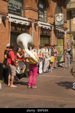 Une bande de musiciens de rue à l'extérieur d'un magasin de bijoux à la Place Victor Hugo TOULOUSE Haute-Garonne France Banque D'Images