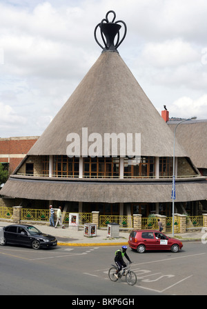 Centre d'information touristique et centre d'artisanat traditionnel en forme de chapeau du peuple basotho en capital de Maseru, Lesotho Banque D'Images