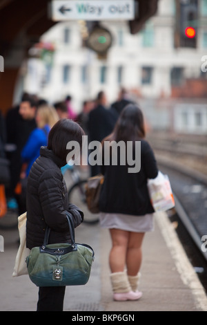 Les passagers en attente d'un train sur la plate-forme à la Manchester Oxford Road station Banque D'Images