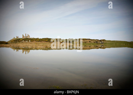 Château de Dunstanburgh, Northumberland, Angleterre. Banque D'Images