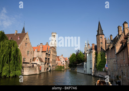 L'un des beaux canaux de Bruges avec le célèbre beffroi en arrière-plan Banque D'Images