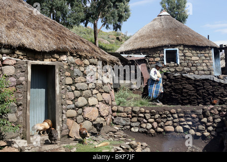 Maison rondoval Basotho traditionnelle en pierre avec un toit de chaume au Lesotho, Afrique du Sud Banque D'Images