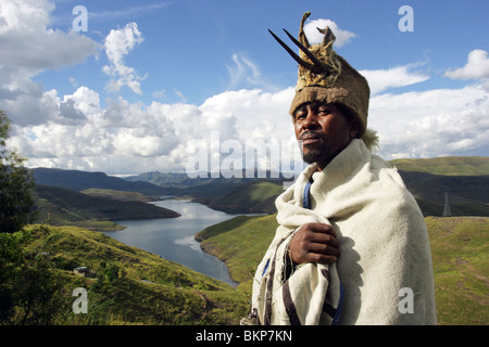 Chef de village dans son pansement traditionnel au-dessus du lac du barrage de Mohale dans les hautes terres du Lesotho Banque D'Images