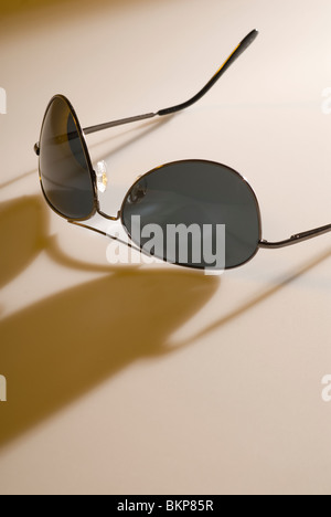 Ray-Ban Aviator sunglasses isolé en studio Banque D'Images