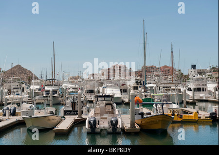 Yachts de luxe, bateaux de pêche, lance et de l'eau dans l'Taxi Marina Cabo San Lucas, Baja California, Mexique Banque D'Images