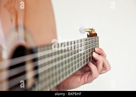 Cordes guitare classique close up avec doigté main gauche l'accord D Banque D'Images