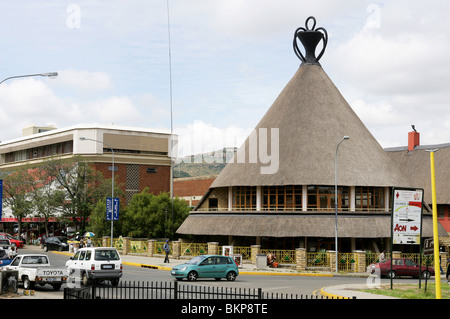 Centre d'information touristique et centre d'artisanat traditionnel en forme de chapeau du peuple basotho en capital de Maseru, Lesotho Banque D'Images