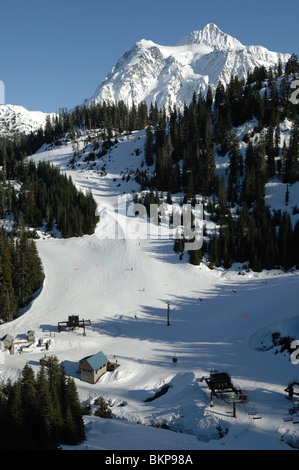 Station de ski de Mount Baker éclipsé par Mt Shuksan dans l'État de Washington partie du Pacifique nord-ouest de l'Amérique du Nord sur une journée ensoleillée. Banque D'Images