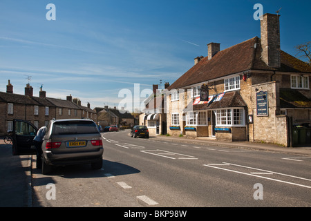 Le cheval Shoe pub le long de la rue Bridge, dans le village de Cotswold Bampton, Oxfordshire, UK Banque D'Images