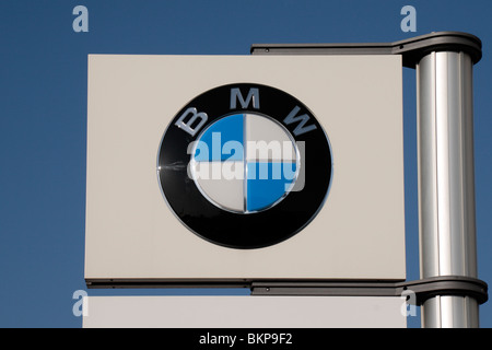 Logo BMW à l'extérieur d'une voiture d'exposition à Brentford, Middx, UK. Banque D'Images