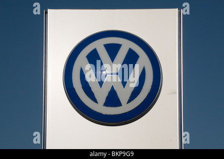 Le logo de Volkswagen VW en dehors d'une concession sur la Great West Road, Brentford, UK. Banque D'Images