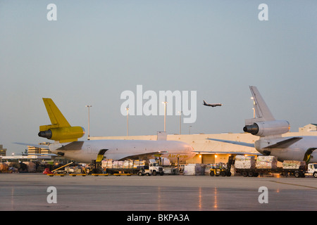 Avion de cargaison d'être chargés au lever du soleil, de l'aéroport de Miami, Floride, USA Banque D'Images