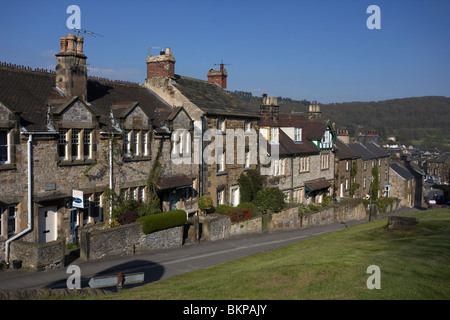 Maisons en terrasse sur la colline dans la rue de l'église Bakewell bourg du Derbyshire Peak District haut England UK Banque D'Images