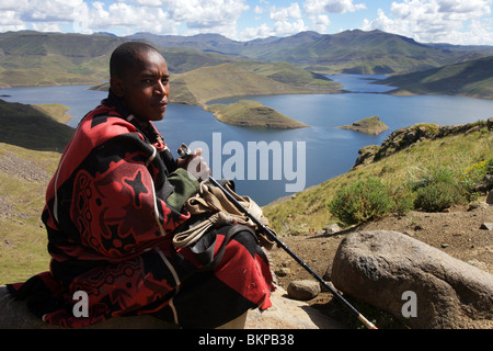 Pâtre au-dessus du lac de barrage Katse Lesotho Highlands, dans le LHWP Lesotho Highland Water Project Banque D'Images