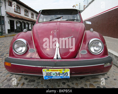 Volkswagen Beetle Couleur des vins de Bourgogne à Puerto Vallarta, Mexique Banque D'Images