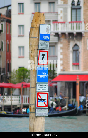 Inscrivez-poste dans le Grand Canal, Venise, Italie Banque D'Images