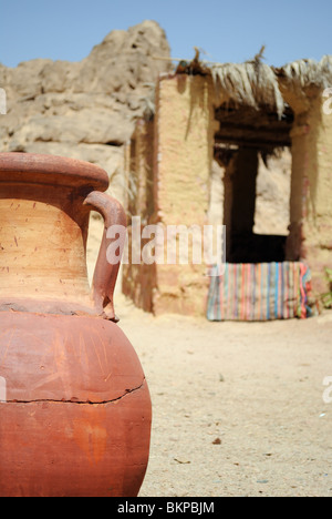 Pot de céramique à un village bédouin dans le désert près de Hurghada, Egypte Banque D'Images