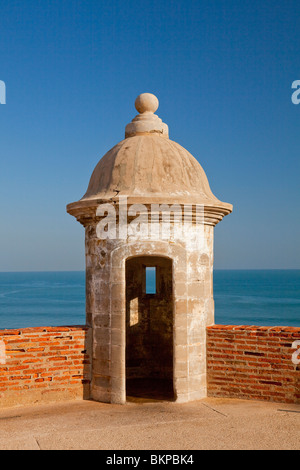 D'une guérite surplombant la mer au château de San Cristobal à San Juan, Porto Rico, Antilles. Banque D'Images