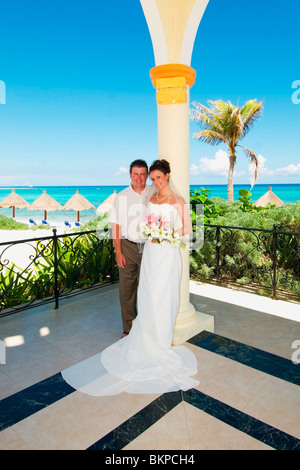 Akumal, Riviera Maya, Mexique ; une femme et un homme dans un pavillon de la plage de Gran Bahia Principe Tulum All-Inclusive Resort Banque D'Images