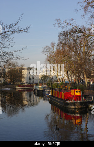 La petite Venise à Maida Vale, diverses péniches et barges offrant un autre mode de vie du centre-ville. Banque D'Images