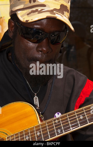 Un modèle appelé busker mâle parution Juggernaut la 1ère jouant de sa guitare dans les rues de Norwich , Angleterre , Royaume-Uni Banque D'Images